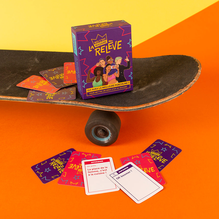 Jeu la relève sur un skate.