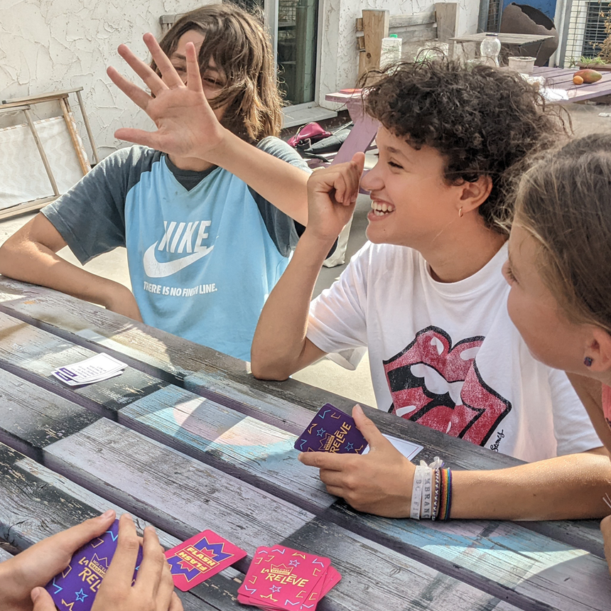 Joueurs adolescents jouant à La Relève.